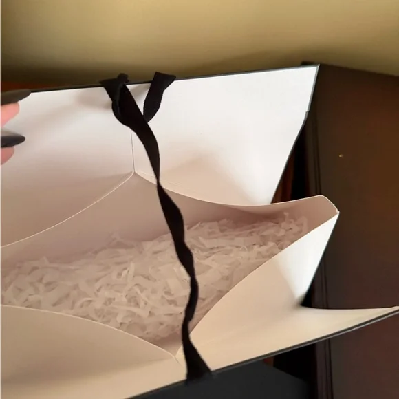 CHANEL AUTHENTIC CC CREAM #10 BEIGE - Picture 9 of 10